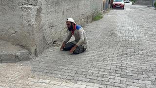 Komedi filmi sahnesi olsa bu kadar olur... Polisi gördü, namaza durdu! 