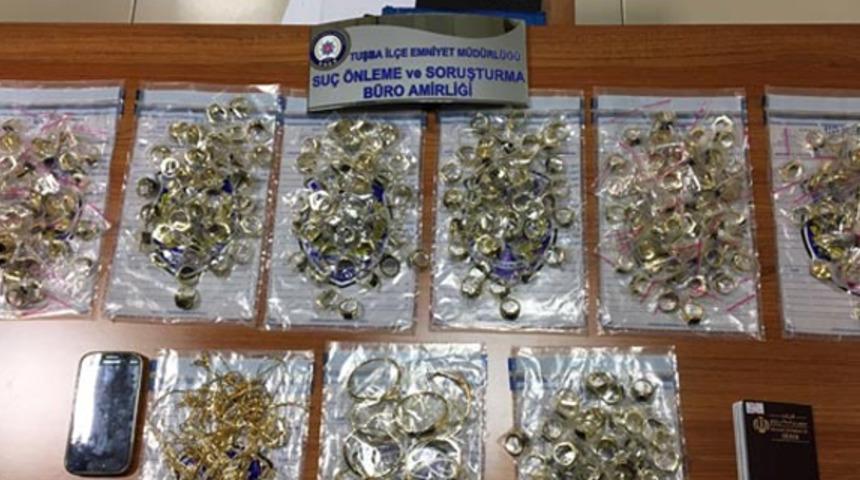 Polis şaşkına d&ouml;nd&uuml;! Otomobilin hava yastığından altın &ccedil;ıktı...