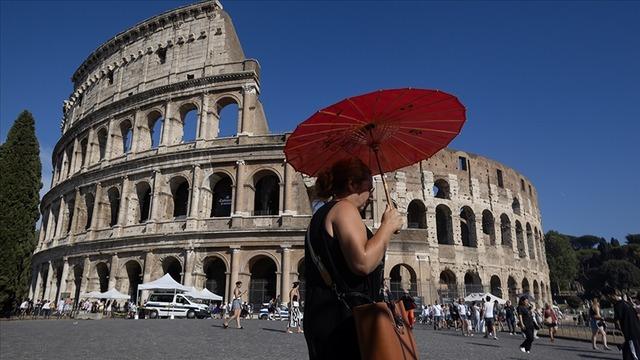 İtalya kavruluyor: 16 kişi öldü, yüksek alarm verildi! Asfaltlar eridi...