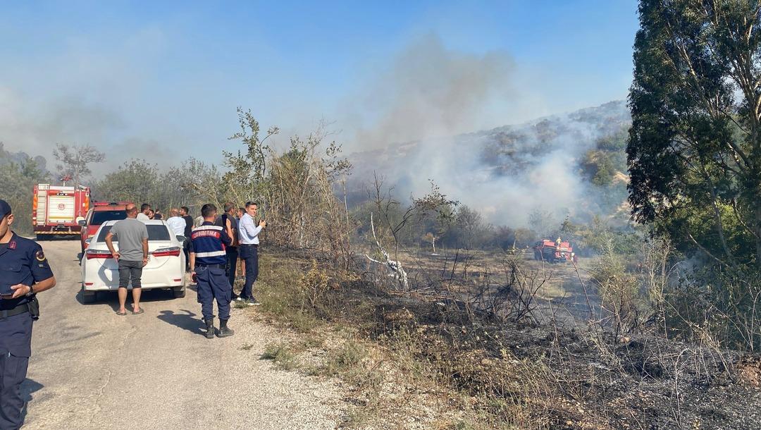 İzmir den kahreden haber! Can kaybı 2 ye çıktı, alevlerin arasında kalan dozer operatörü hayatını kaybetti: Çeşme otoyolu kapatıldı 4