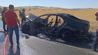 Siirt'te seyir halinde alev alev yanan araç kullanılmaz hale geldi