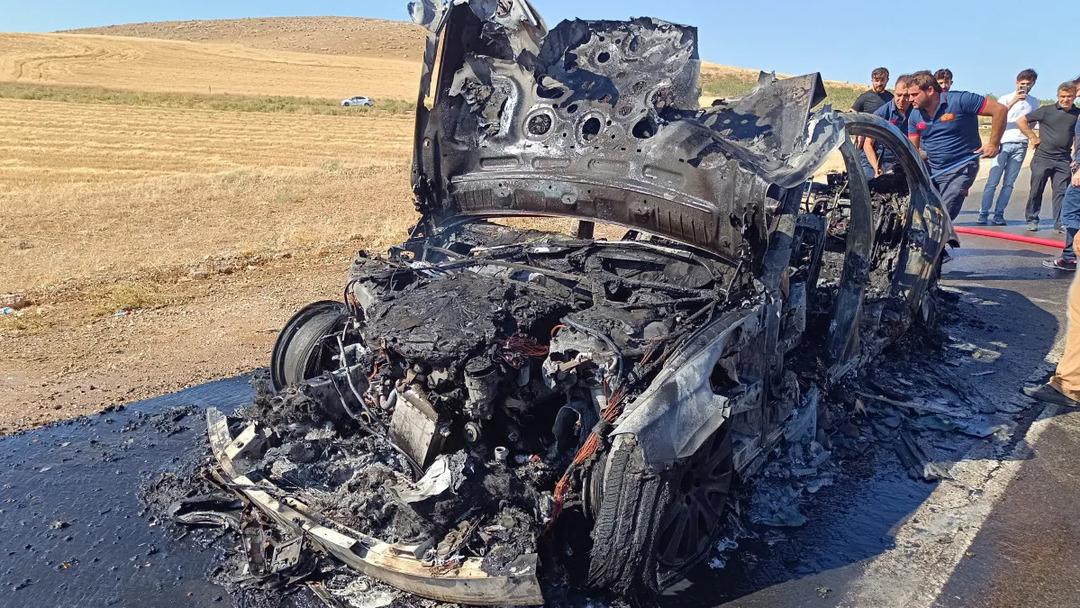 Siirt te seyir halinde alev alev yanan araç kullanılmaz hale geldi 1