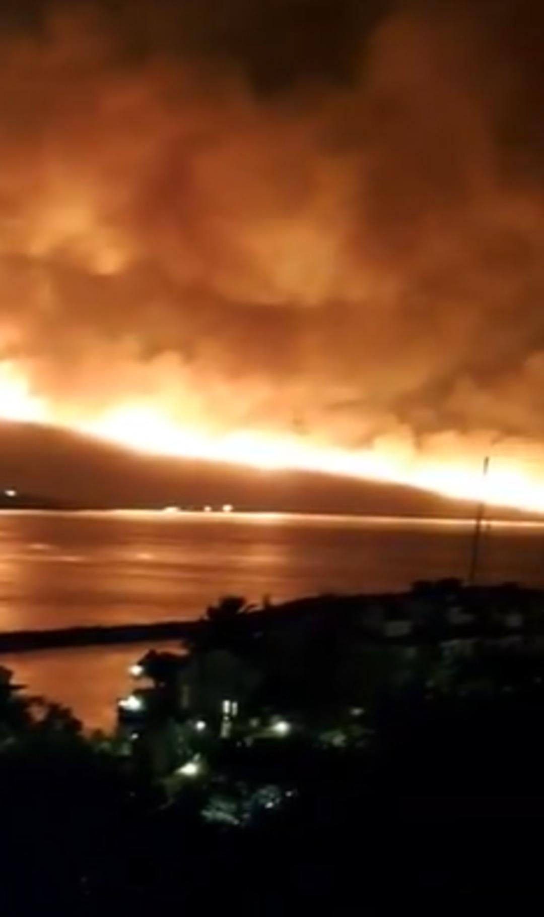 İzmir den kahreden haber: Can kaybı 2 ye çıktı! Alevler oraya doğru ilerliyor, İzmir-Aydın otoyolu kapatıldı 2