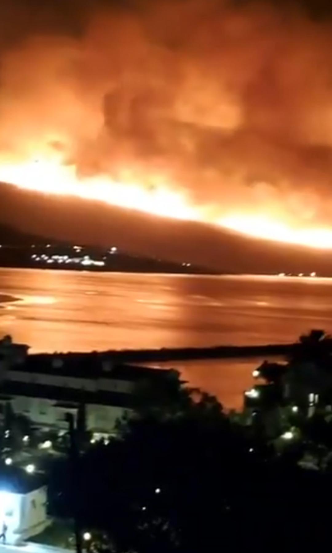 İzmir den kahreden haber: Can kaybı 2 ye çıktı! Alevler oraya doğru ilerliyor, İzmir-Aydın otoyolu kapatıldı 3