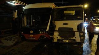 Kontrolden çıkan beton mikseri trambüse çarptı: 4 yaralı