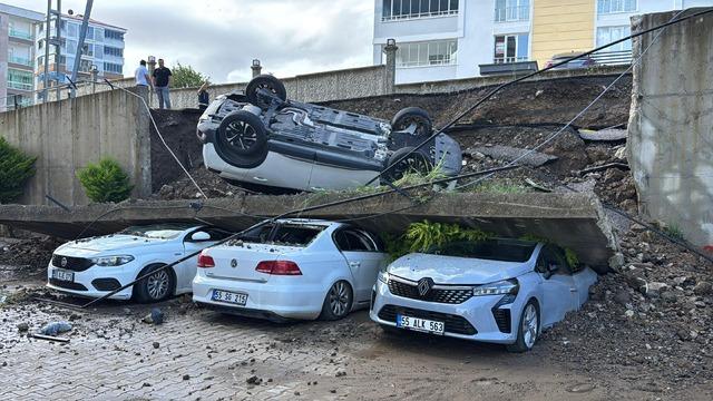 Samsun'da sitenin istinat duvarı yıkıldı; 4 araç hurdaya döndü