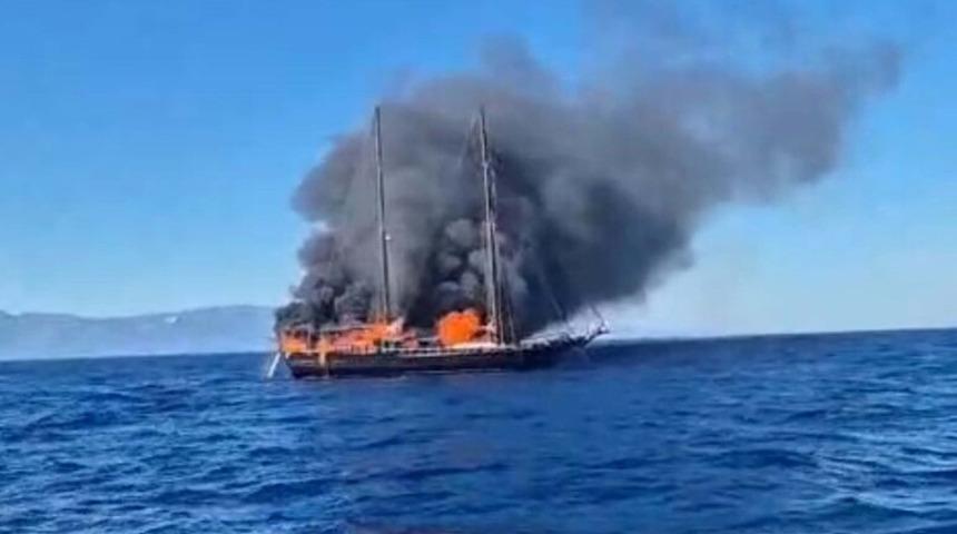 Bodrum'da tekne yandı, turistler ve mürettebat tahliye edildi