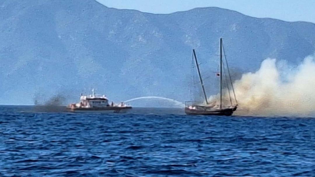 Bodrum da tekne yandı, turistler ve mürettebat tahliye edildi 1