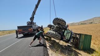 Adilcevaz'da traktör şarampole devrildi: 1 yaralı
