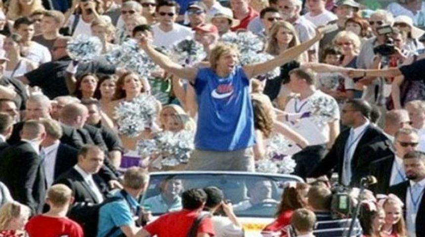 Nowitzki kasabasında krallar gibi..