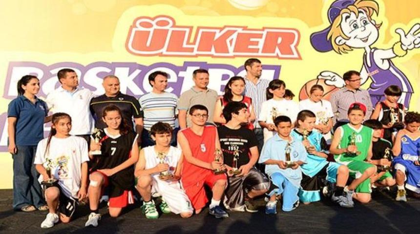 &Ouml;mer Onan minik basketbolcularla buluştu!