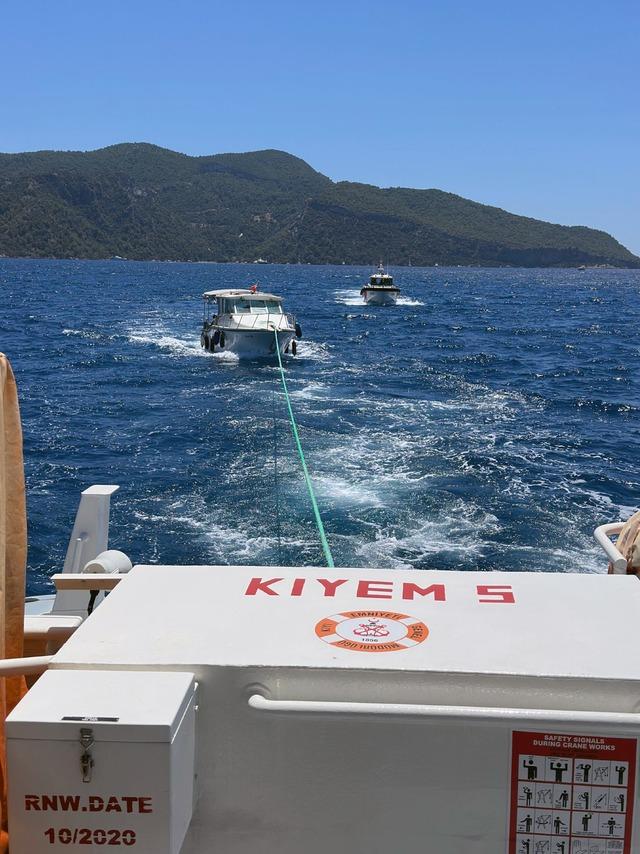 Fethiye’de arızalanan ve sürüklenen tekne kurtarıldı
