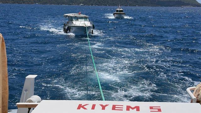 Fethiye’de arızalanan ve sürüklenen tekne kurtarıldı