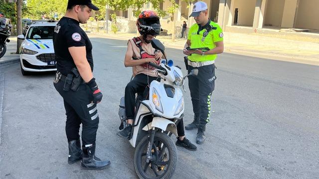 Manisa'da kurallara uymayan motosiklet sürücülerine ceza yağdı