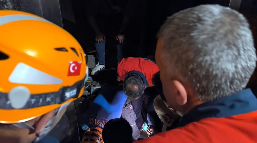 Van'da asansörde mahsur kalan vatandaşlar AFAD tarafından kurtarıldı