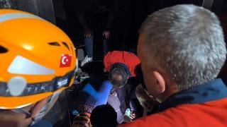 Van'da asansörde mahsur kalan vatandaşlar AFAD tarafından kurtarıldı