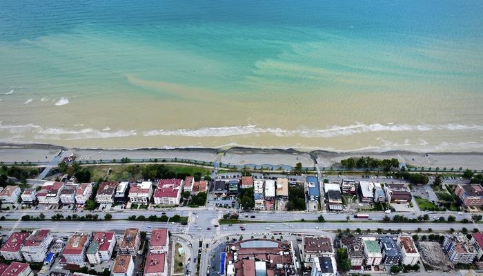 20523683-700x400 Karadeniz'de sağanak sonrası denizin rengi kahverengiye döndü