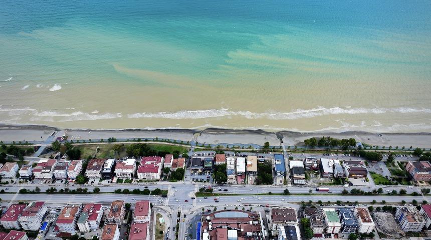 Karadeniz'de sağanak sonrası denizin rengi kahverengiye döndü