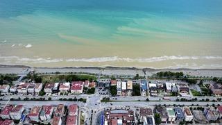 Karadeniz'de sağanak sonrası denizin rengi kahverengiye döndü