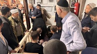 Cuma namazında kalp krizi geçirdi, kalp masajıyla hayata tutundu