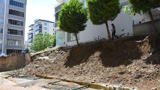 Samsun'da sağanak nedeniyle otopark duvarı yıkıldı