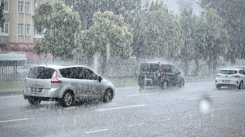 Samsun'da sağanak! Hayatı olumsuz etkiledi, yollarda su birikintileri oluştu
