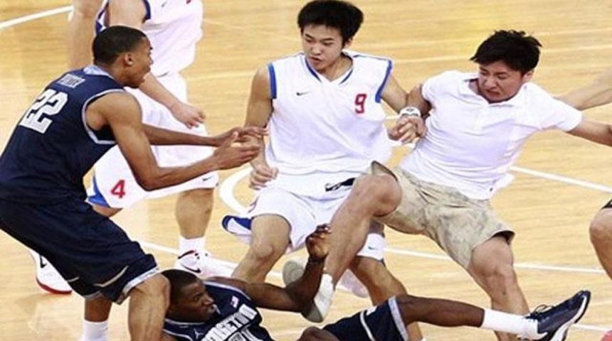 Dostluk ma&ccedil;ında tekmeler havada u&ccedil;uştu!