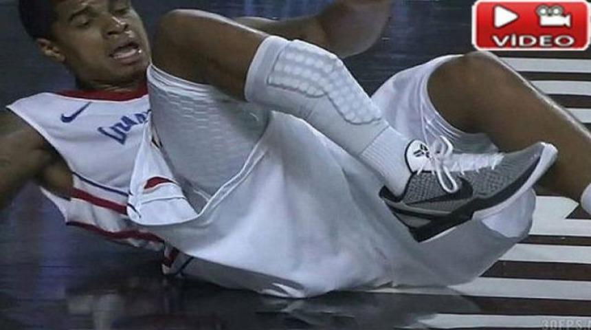 Basketbolcunun ayağı fena kırıldı! (Video)