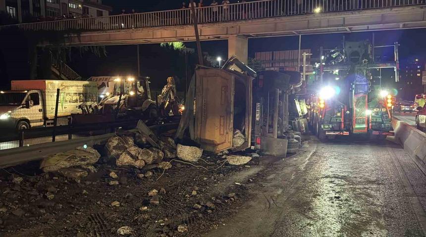 Kağıthane’de moloz yüklü hafriyat kamyonu devrildi: 1 yaralı