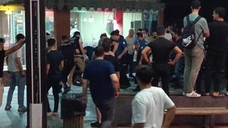 Batman'da sıcak gece! Apartman girişine sığınıp boğazına dayadığı bıçakla polise direndi