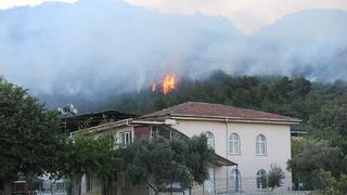Alevler Hatay'ı sardı: Yangın yerleşim yerlerine sıçradı... 2 bin kişi tahliye edildi