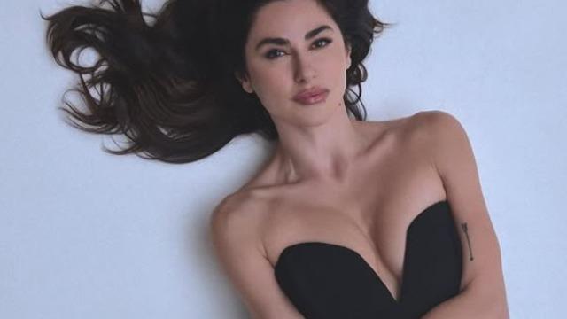 Nesrin Cavadzade baştan aşağı dantel elbisesiyle poz verdi! Beğeni yağdı