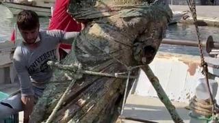 Başı ve kolları kesikti! Balıkçıların ağına takıldı! Şimdi ise ilk kez sergileniyor...