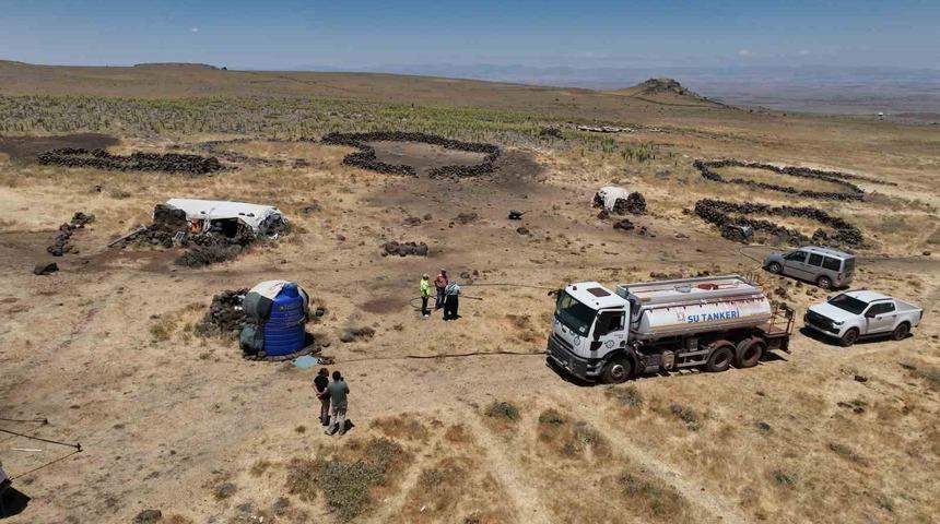 Diyarbakır’da yaylada kalan besicilerin hayvanlarına tankerlerle su taşınıyor
