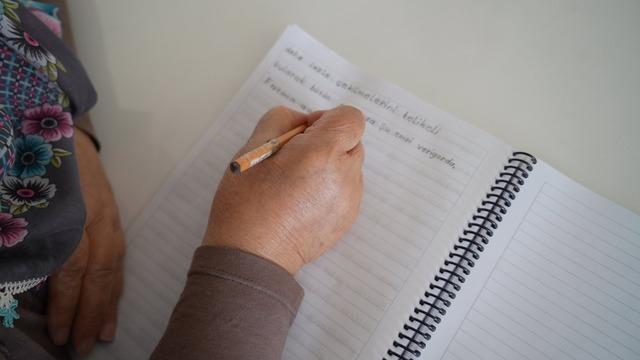 64 yaşında azmiyle okuma yazma öğrendi: Okumak Özgürlüktür