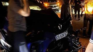 Ters yönden ilerleyen otomobil, kamyonetle çarpıştı : 2 yaralı