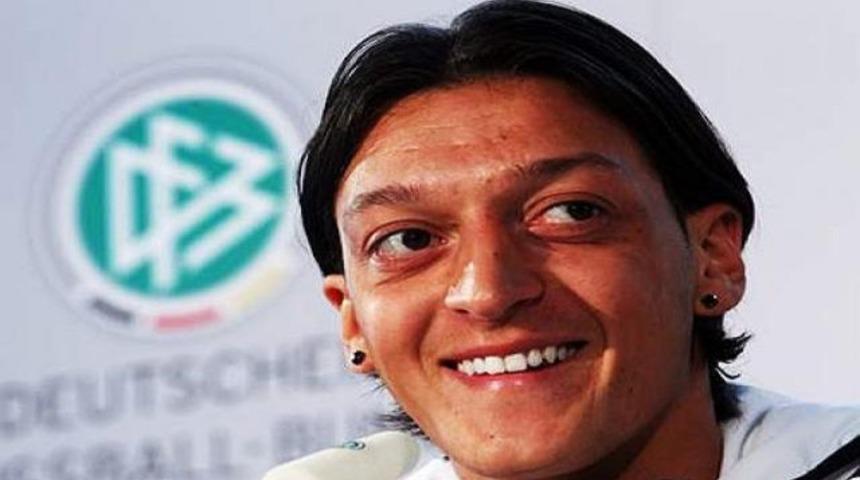 Mesut'a ırk&ccedil;ı saldırı..!