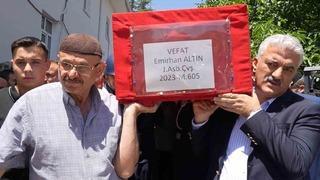 Yürek yakan veda: Oğlunun tabutunu omuzladı