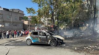 Küçükçekmece'de gecekondudan otomobile sıçrayan yangın söndürüldü
