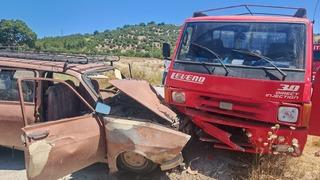 Balıkesir'de kamyonet ile otomobil çarpıştı, 6 kişi yaralandı