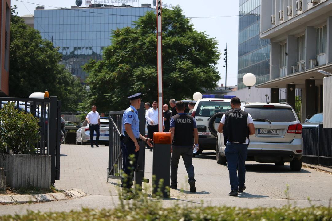 Kosova’da meclis bomba ihbarı nedeniyle boşaltıldı 1