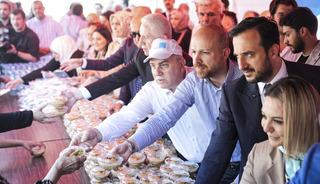 Mimar Sinan'ın vasiyeti gereği Süleymaniye Camisi'nin önünde aşure dağıtıldı