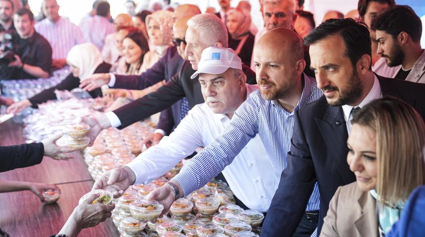 Mimar Sinan'ın vasiyeti gereği Süleymaniye Camisi'nin önünde aşure dağıtıldı