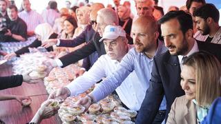 Mimar Sinan'ın vasiyeti gereği Süleymaniye Camisi'nin önünde aşure dağıtıldı