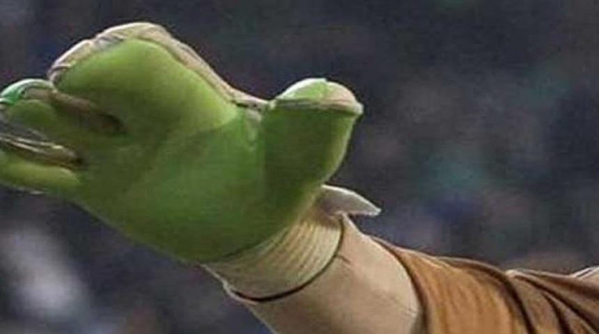 Neuer'in d&ouml;rt parmaklı &ouml;zel eldiveni