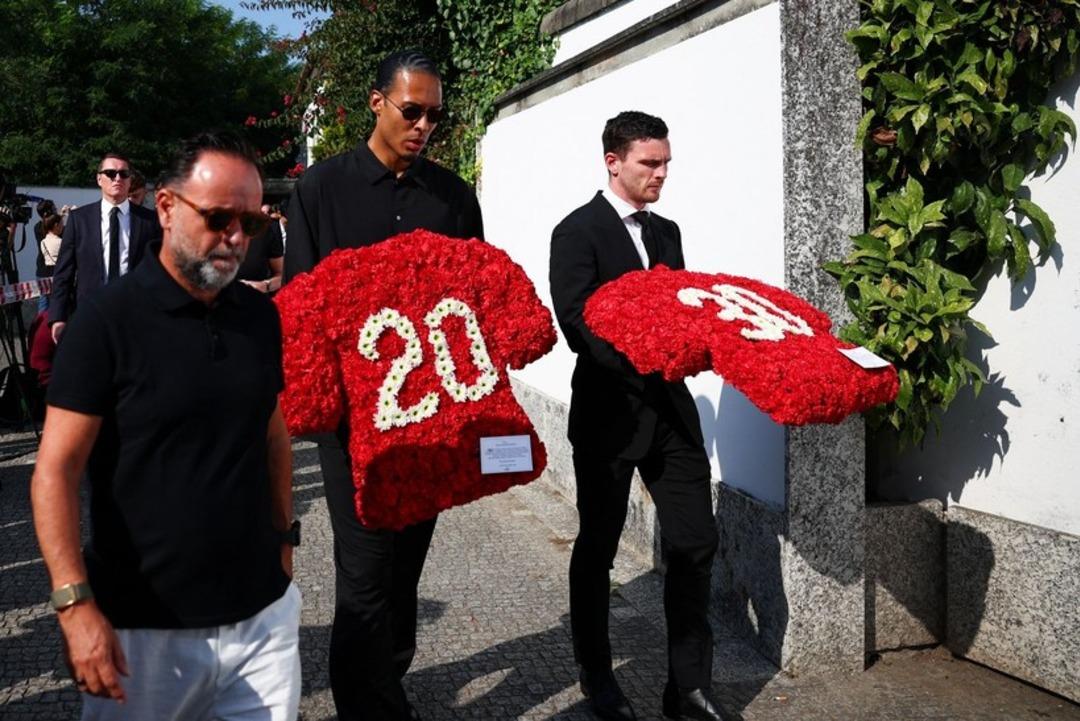 Portekiz de Cristiano Ronaldo depremi! Jota nın cenaze törenine katılmadı... Arkadaşları ağlarken, o denize girdi 5