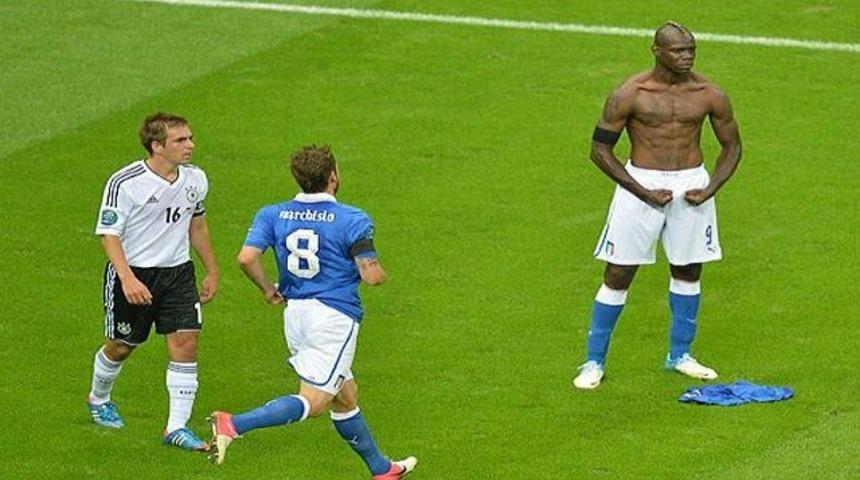 Kendi heykelini diktiriyor..!