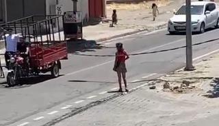 Uyuşturucu etkisindeki gençler sokakta bayıldı