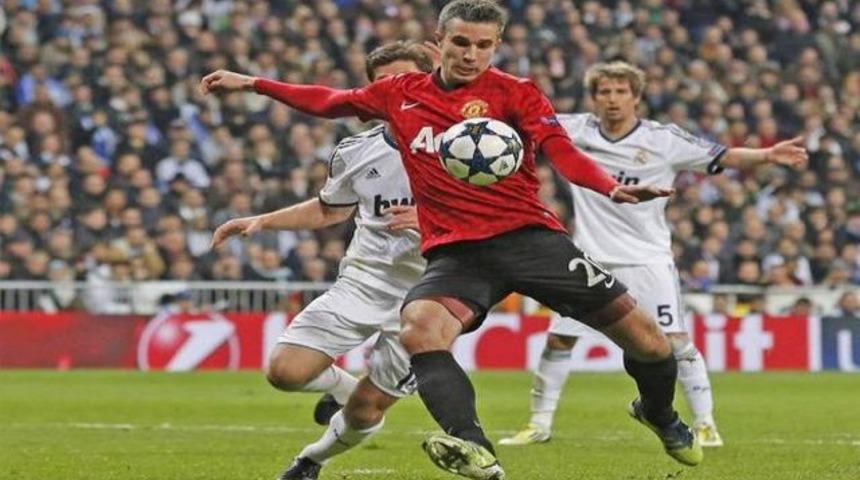 Van Persie C&uuml;neyt &Ccedil;akır'a fena salladı!