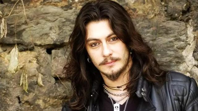 Trafik kazasında hayatını kaybeden sanatçı Barış Akarsu ölümünün 18. yılında unutulmadı